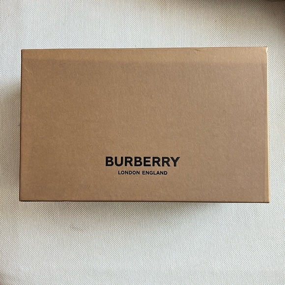 **SOLD** Burberry Tartan Round Toe Plain Leather Shoes. Mary Jane. - Picture 3 of 8